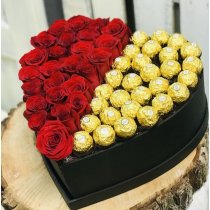 Inima cu 25 Trandafiri Rosii si Ferrero Rocher