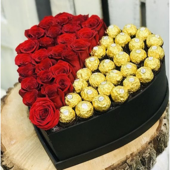 Inima cu 25 Trandafiri Rosii si Ferrero Rocher