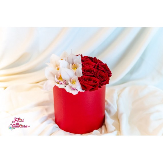 Aranjament in cutie cu trandafiri si orhidee