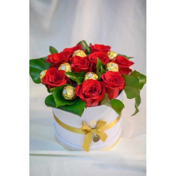 Aranjament cu 9 Trandafiri Rosii si Ferrero Rocher